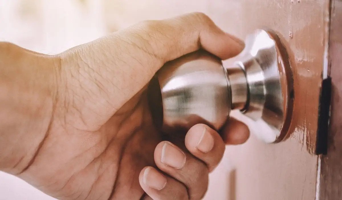 Read more about the article HOW TO MEASURE A TUBULAR LATCH